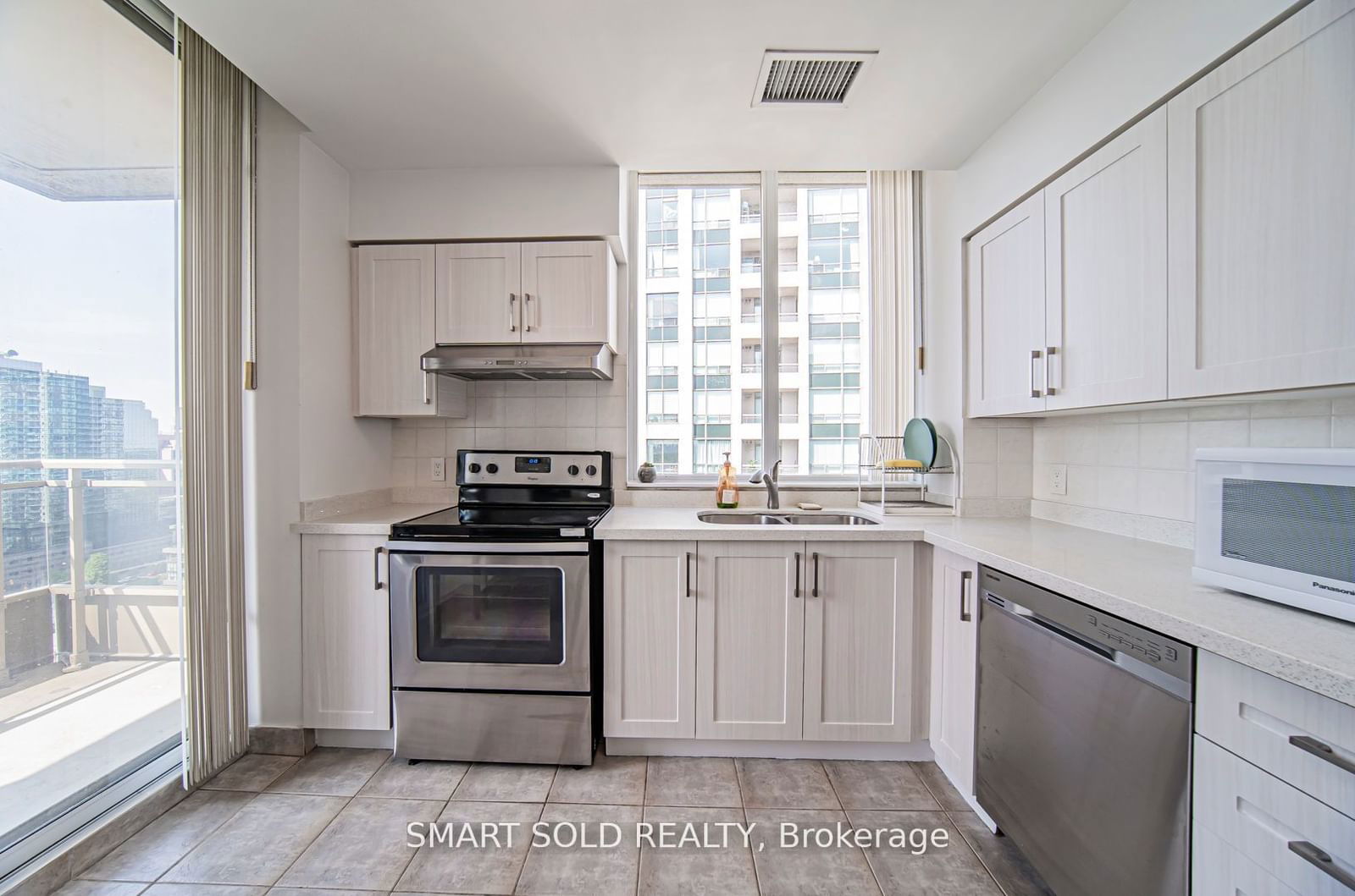 256 Doris Ave, unit PH210 for sale