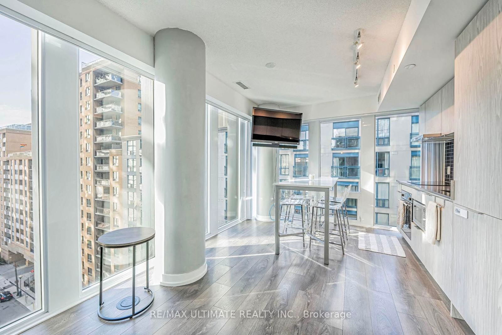 60 Shuter St, unit 1012 for sale