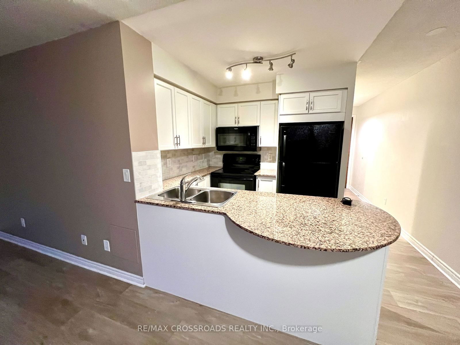 18 Kenaston Gdns, unit 307 for rent