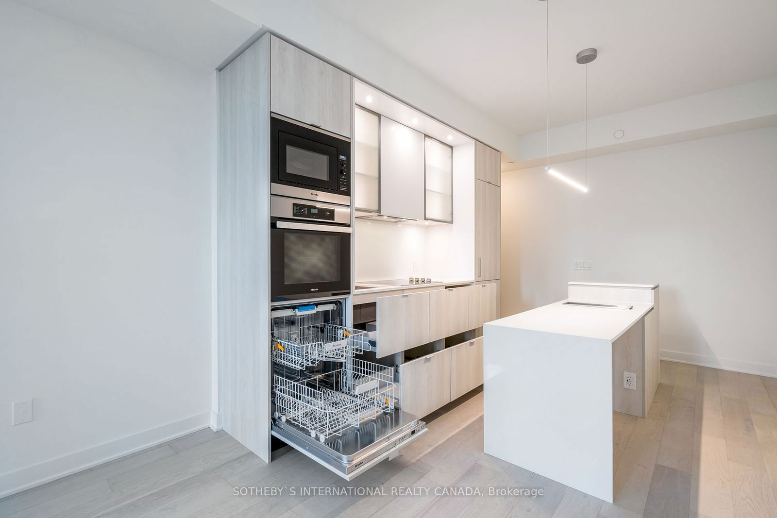 11 Yorkville Ave, unit 1311 for rent