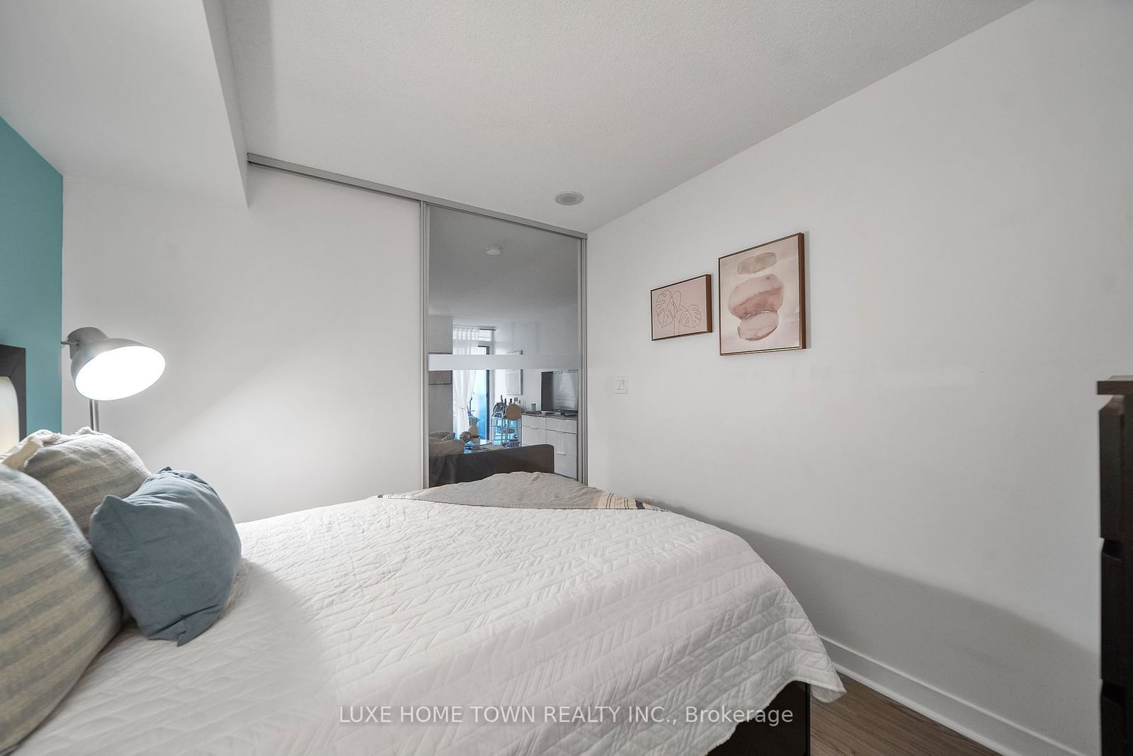 4K Spadina Ave, unit 711 for sale