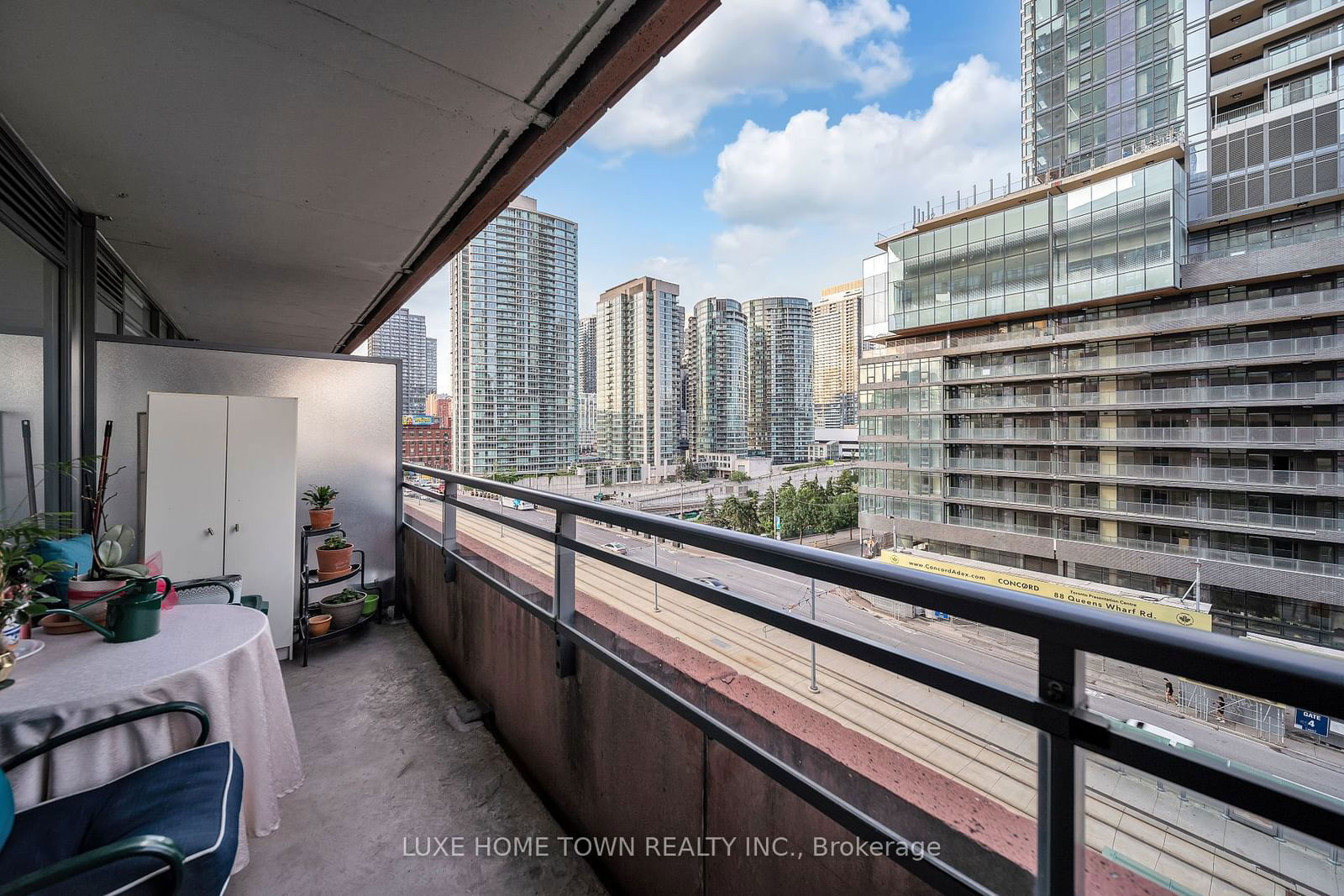 4K Spadina Ave, unit 711 for sale