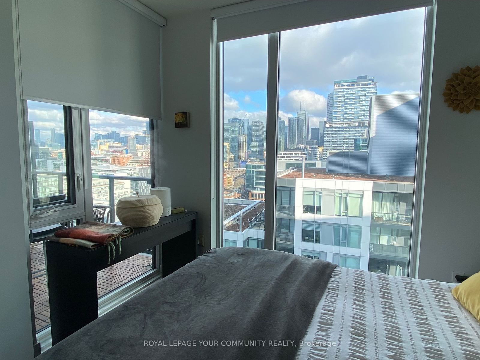 27 Bathurst St, unit 1813W for rent