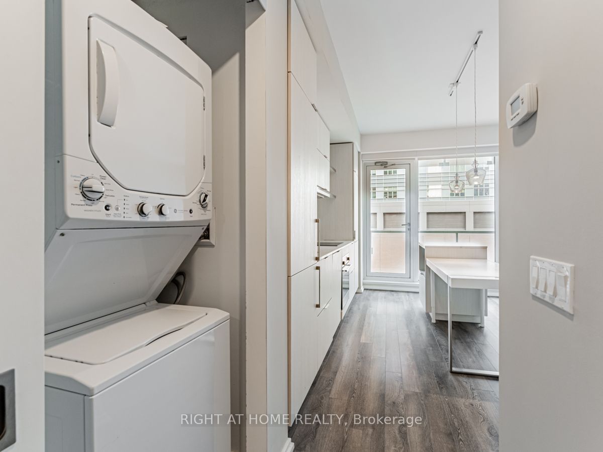 197 Yonge St, unit 1204 for sale