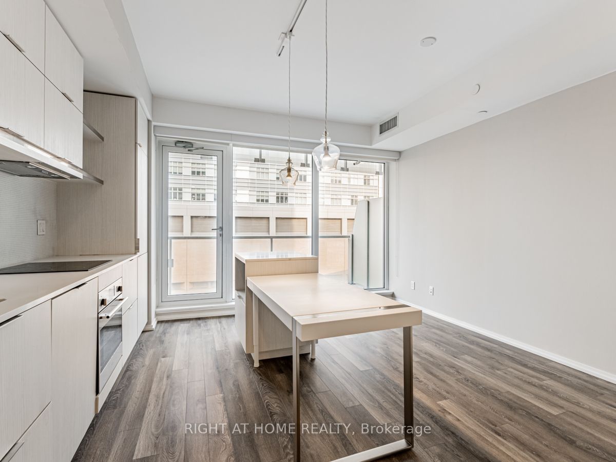 197 Yonge St, unit 1204 for sale