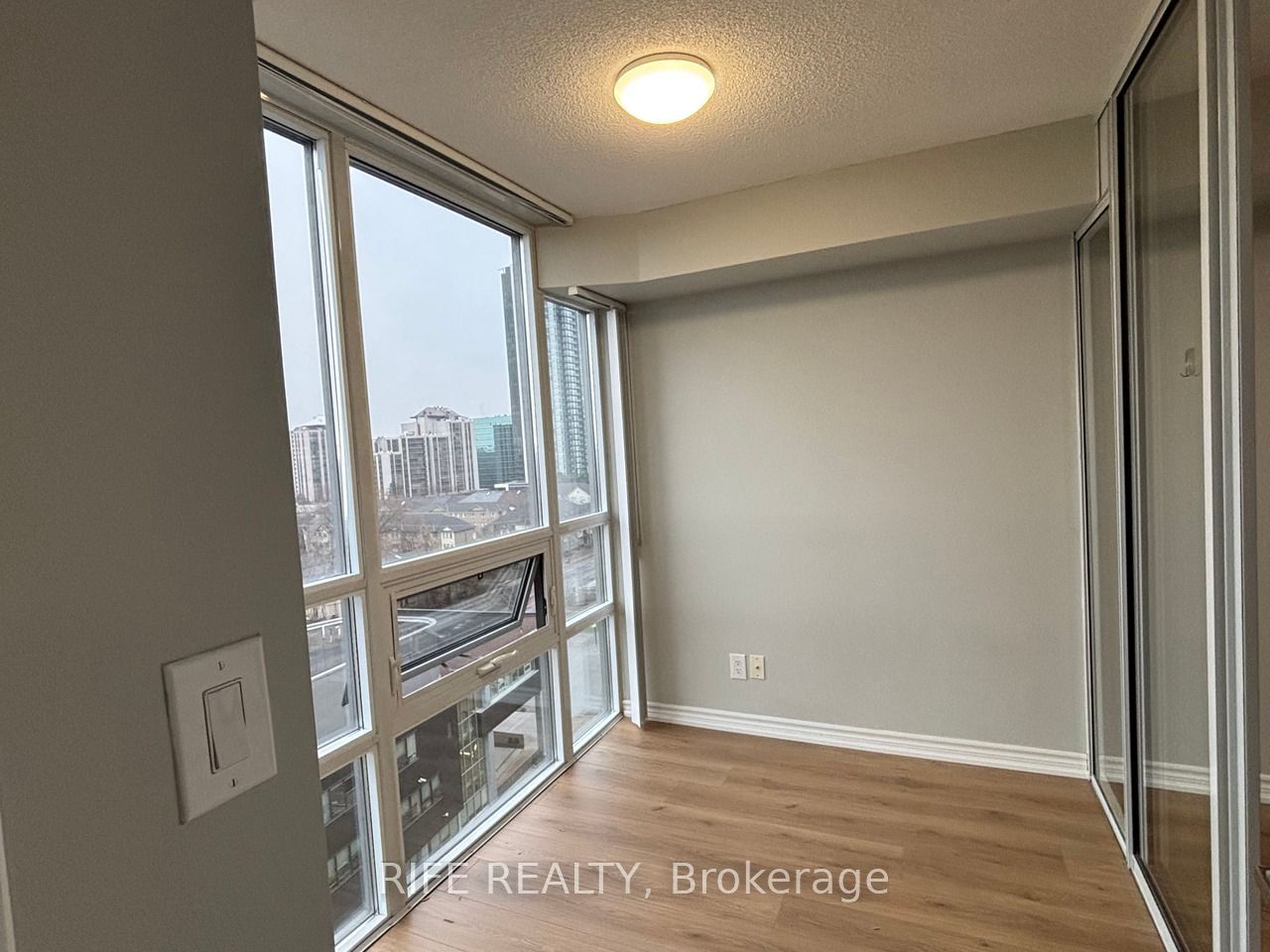 35 Hollywood Ave, unit 1121 for rent