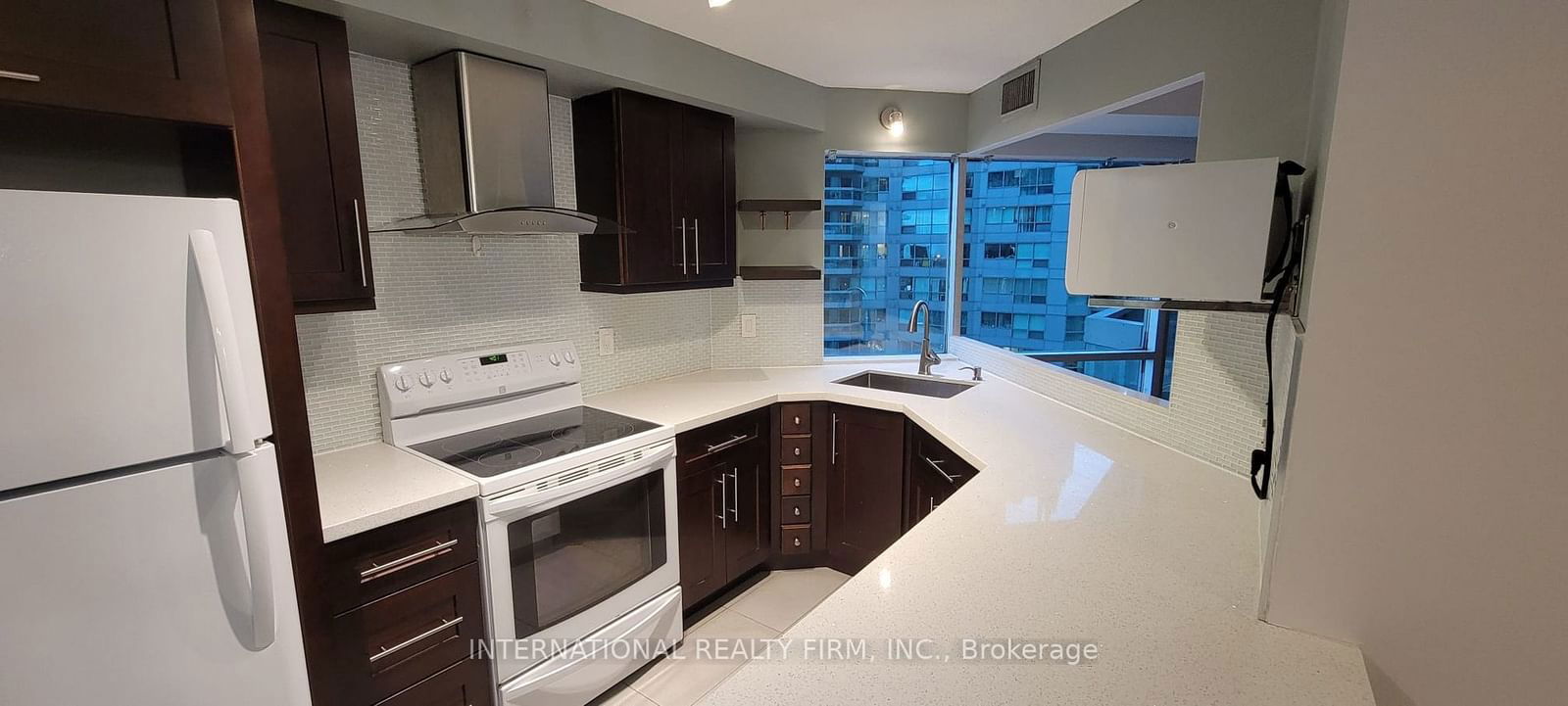 10 Yonge St, unit 1813 for rent