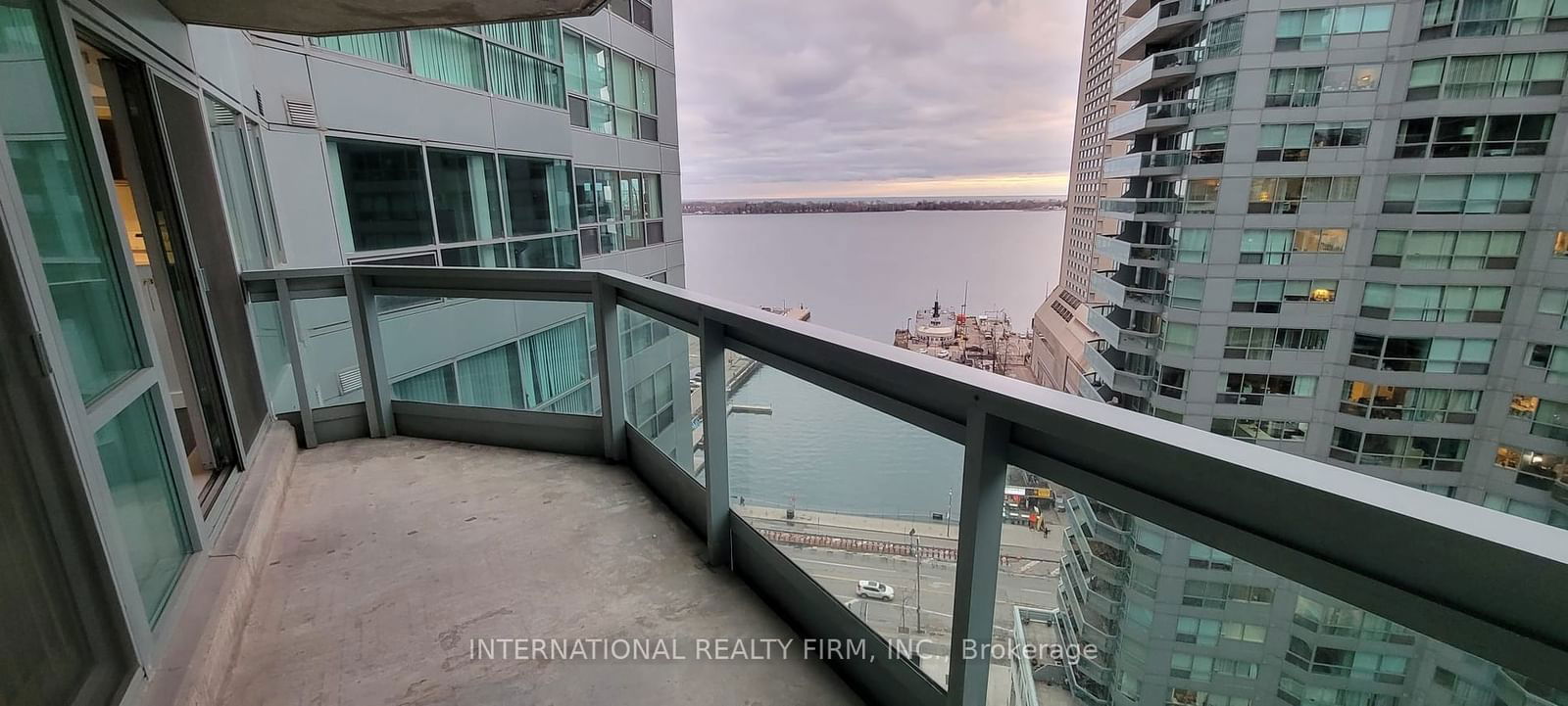 10 Yonge St, unit 1813 for rent