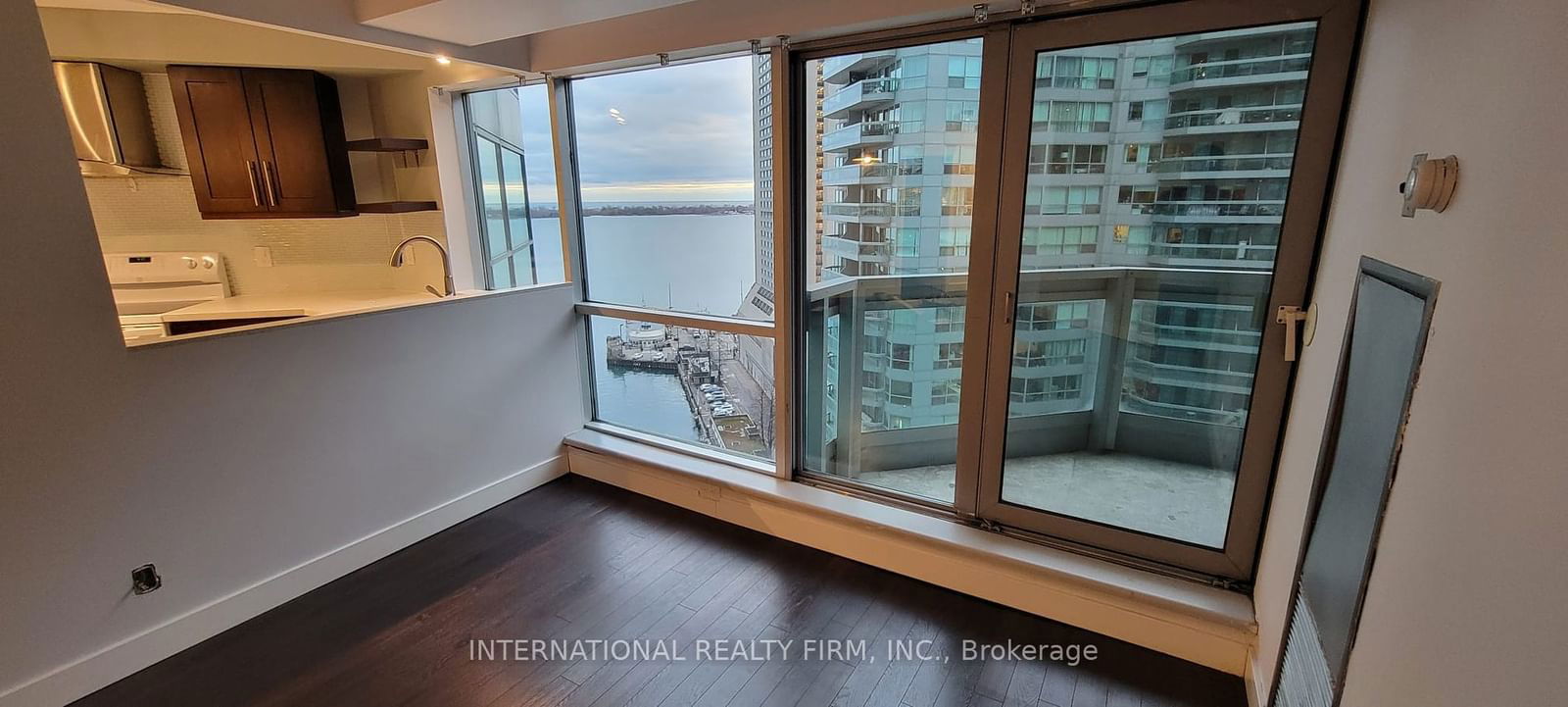 10 Yonge St, unit 1813 for rent