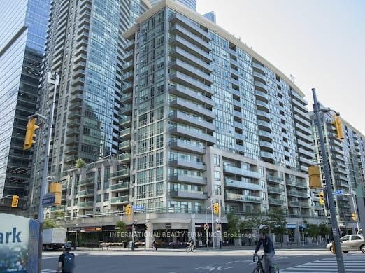 51 Lower Simcoe St, unit 520 for rent