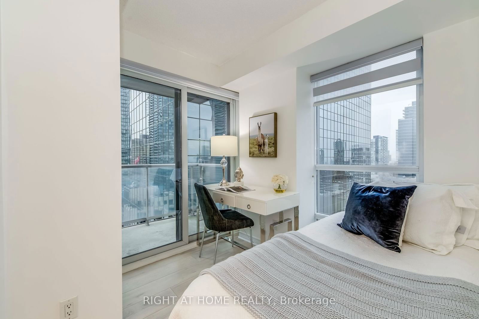 763 Bay St, unit 2702 for sale