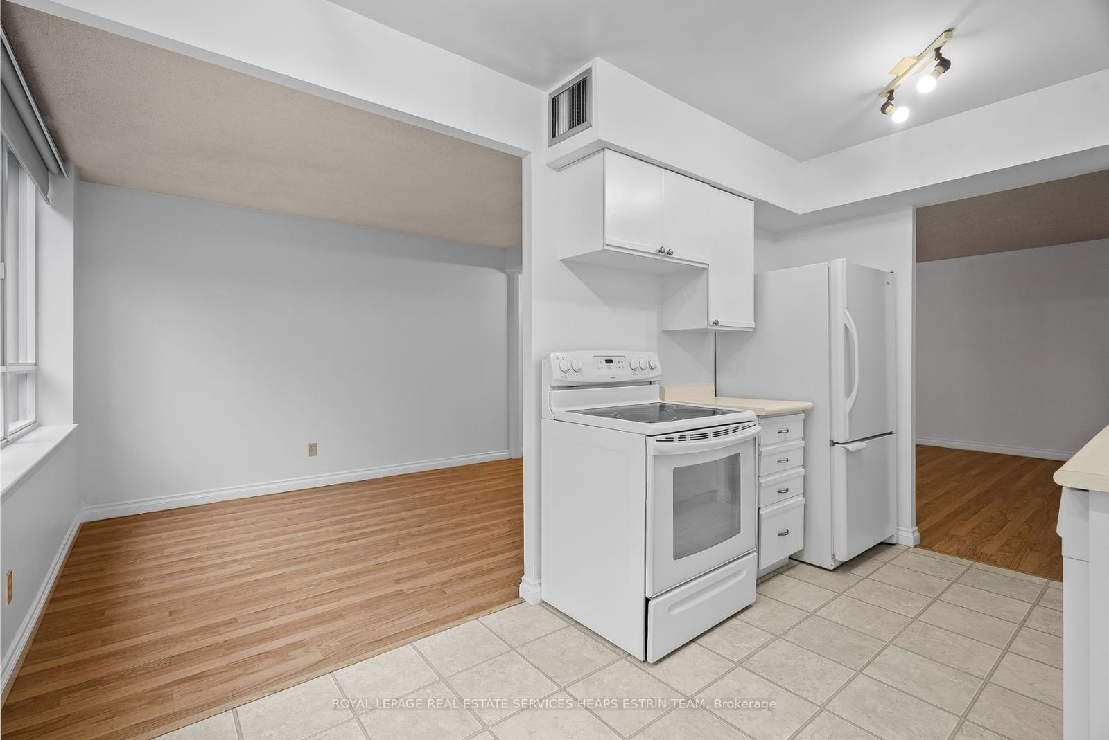 633 Bay St, unit 807 for sale