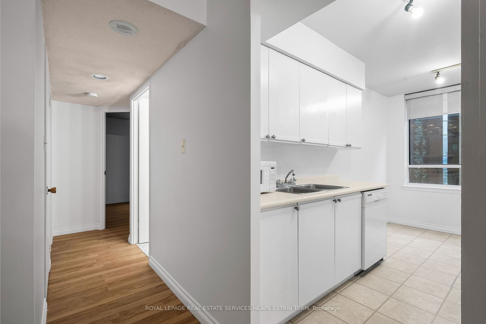 633 Bay St, unit 807 for sale