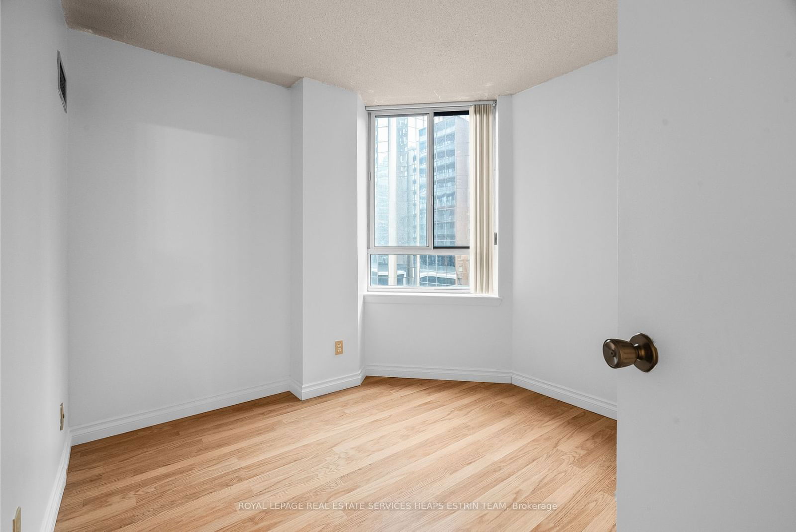 633 Bay St, unit 807 for sale