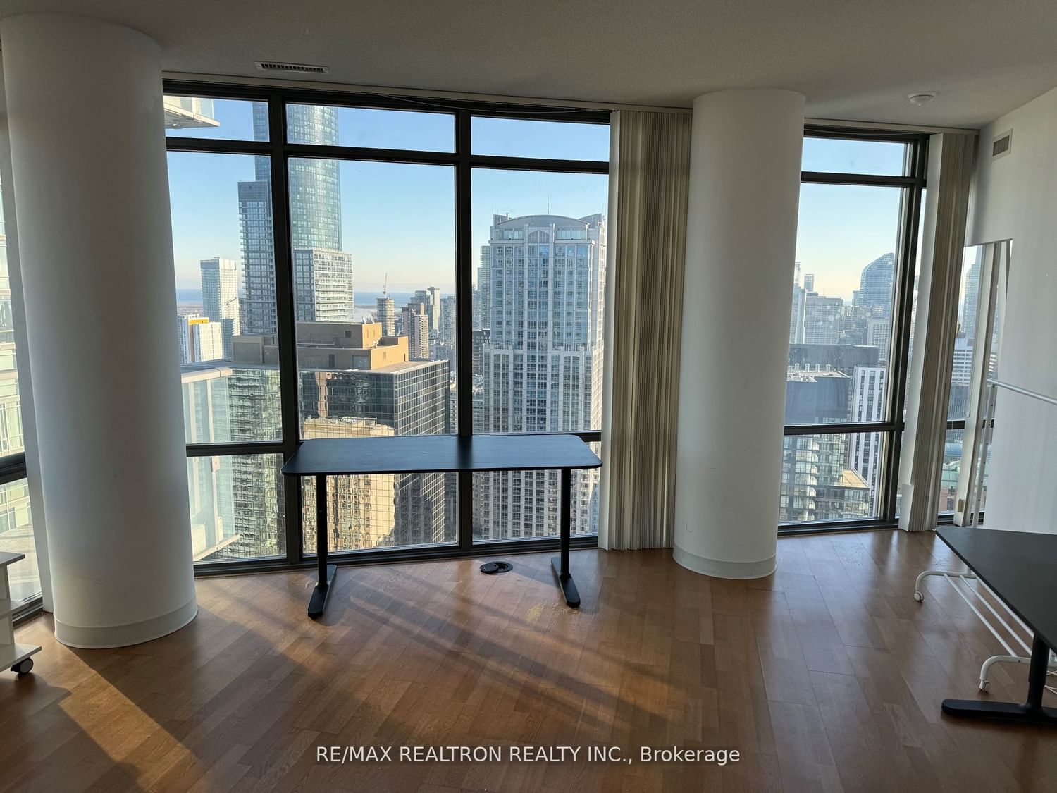 832 Bay St S, unit 4208 for rent