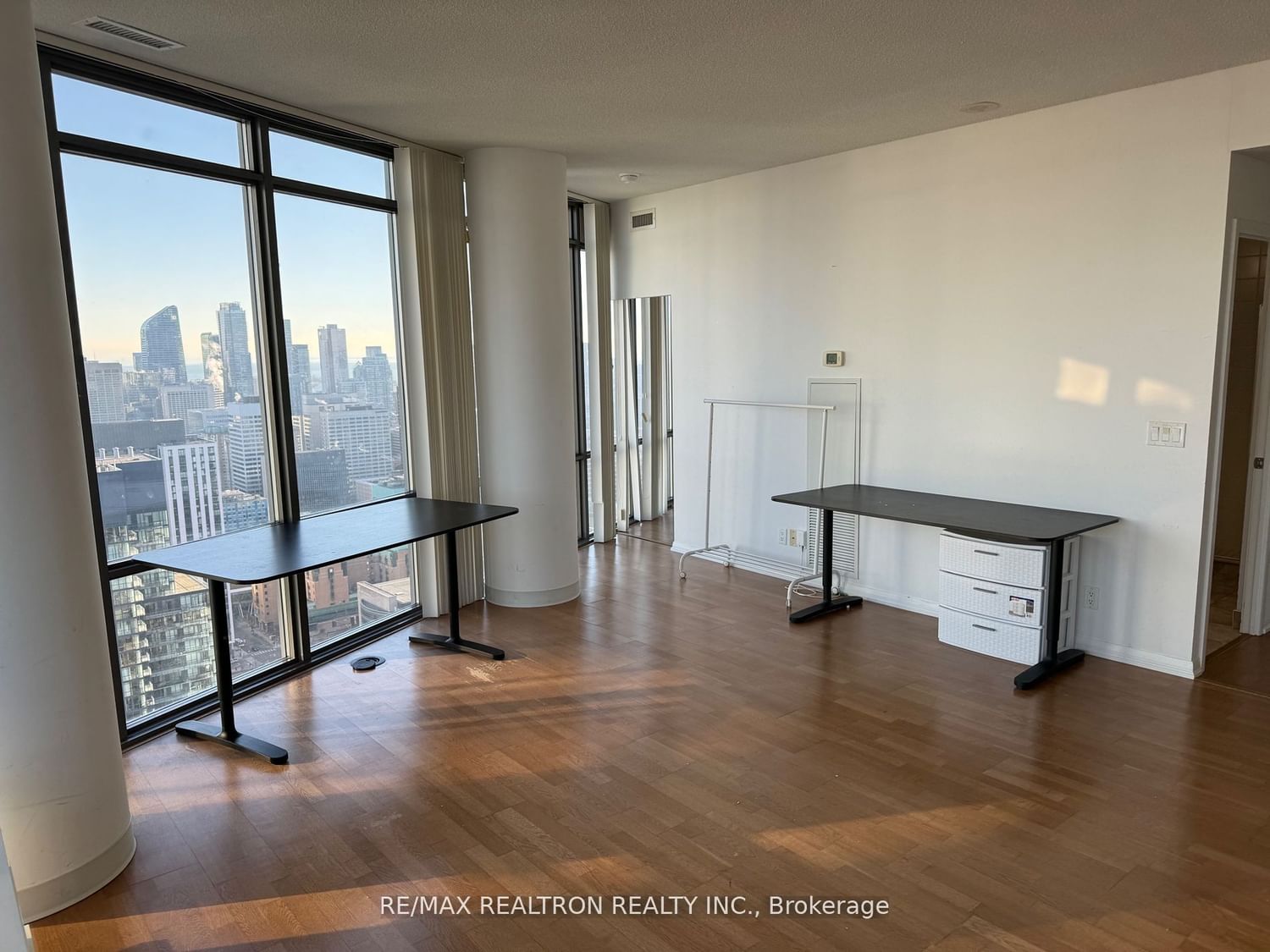 832 Bay St S, unit 4208 for rent