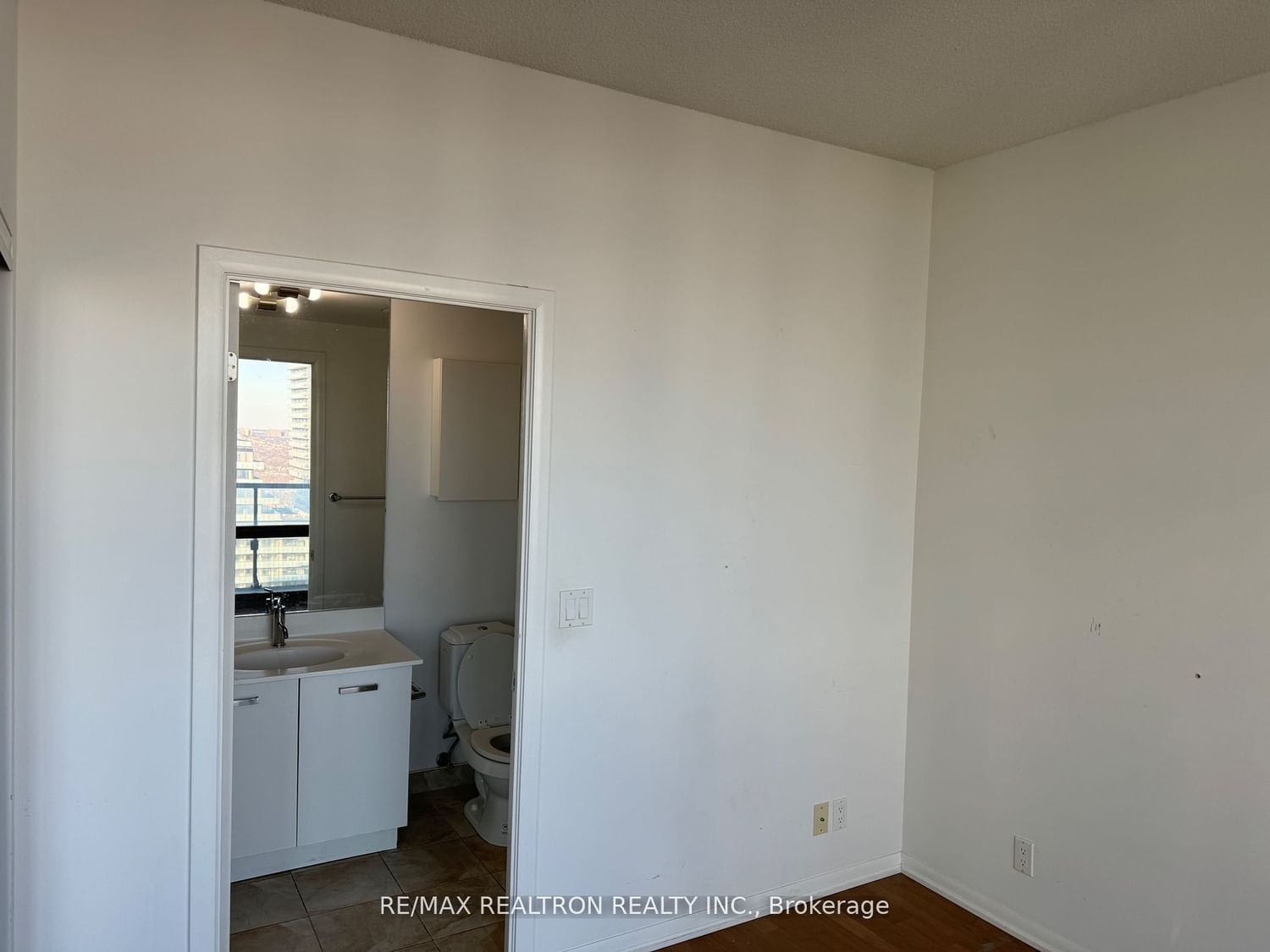 832 Bay St S, unit 4208 for rent