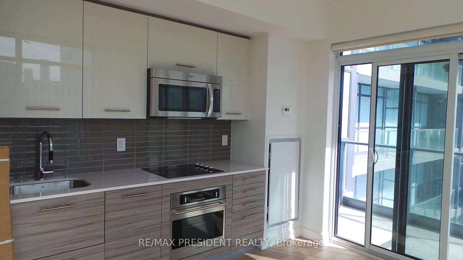 210 Simcoe St, unit 2402 for rent