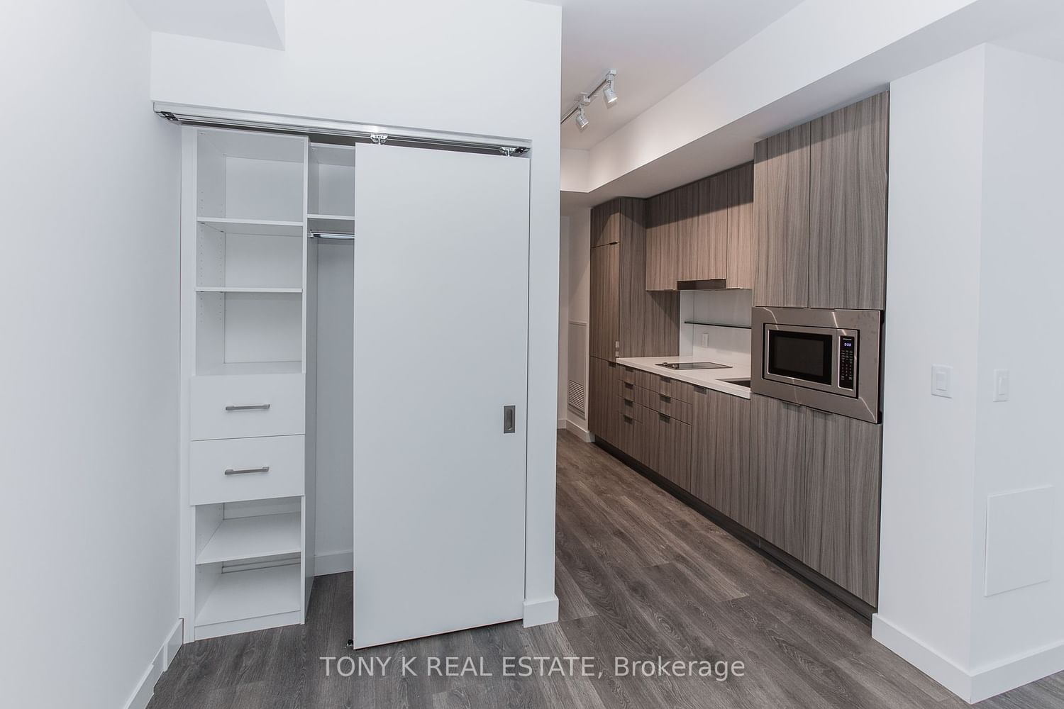 215 Queen St W, unit 607 for rent