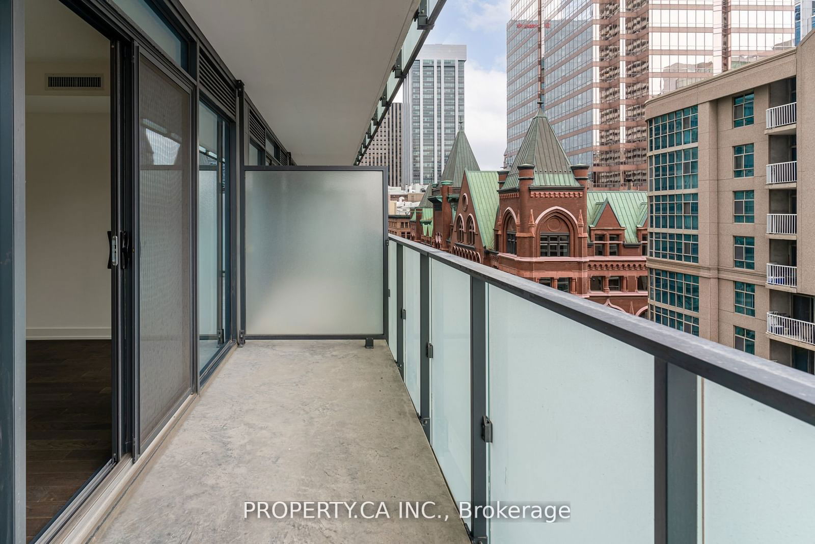 25 Richmond St E, unit 915 for rent