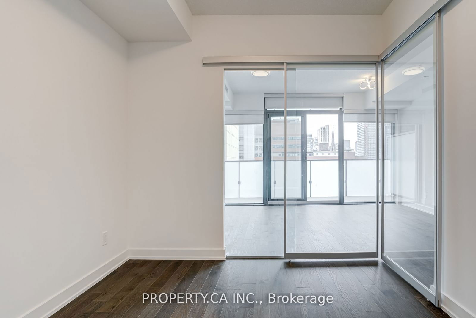 25 Richmond St E, unit 915 for rent