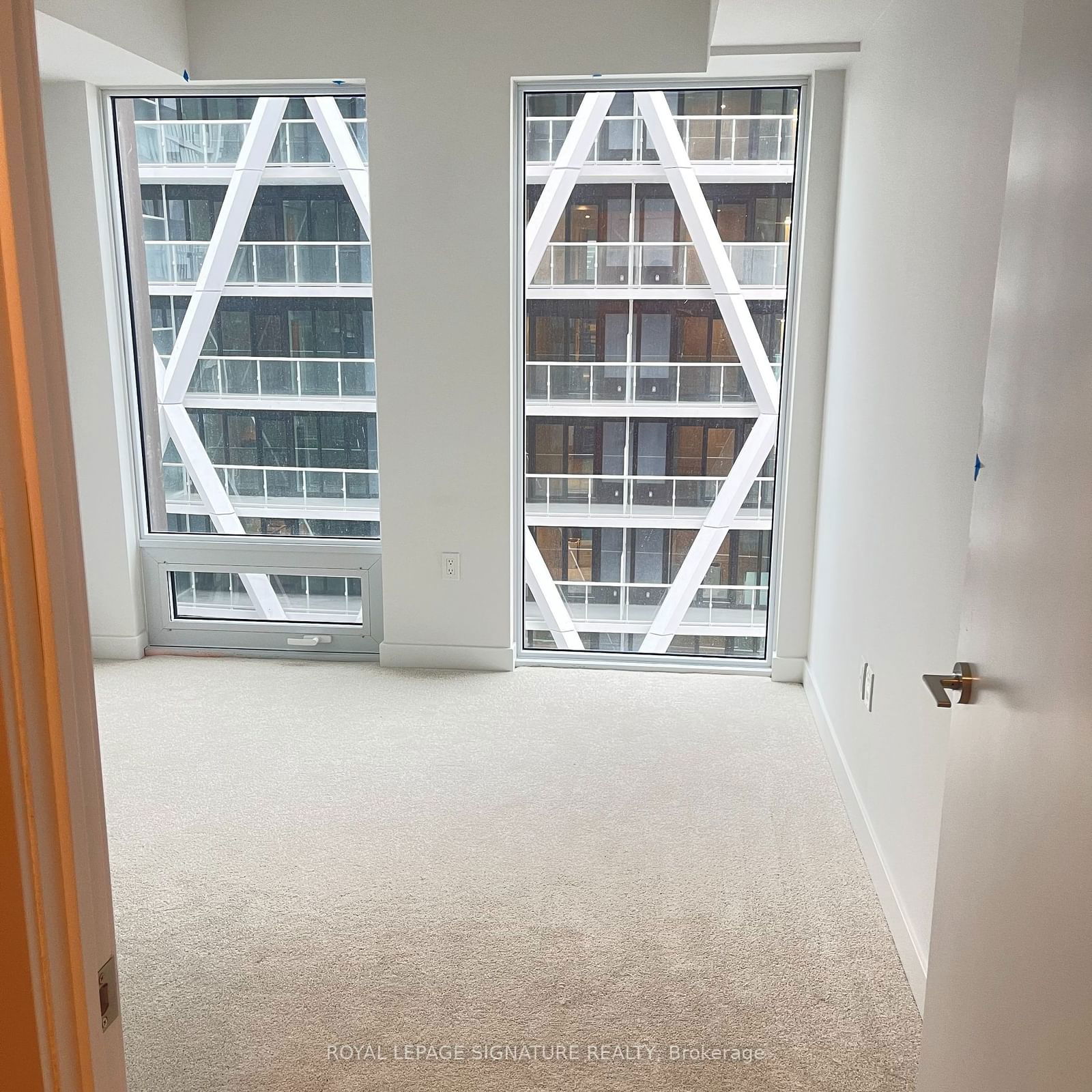 238 Simcoe St, unit 3207 for rent