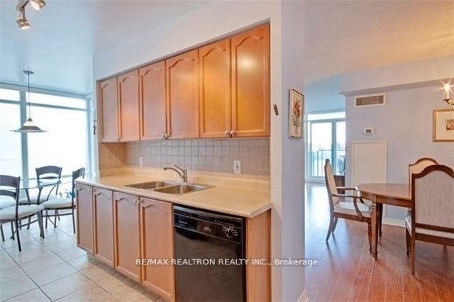 3830 Bathurst St, unit 512 for rent