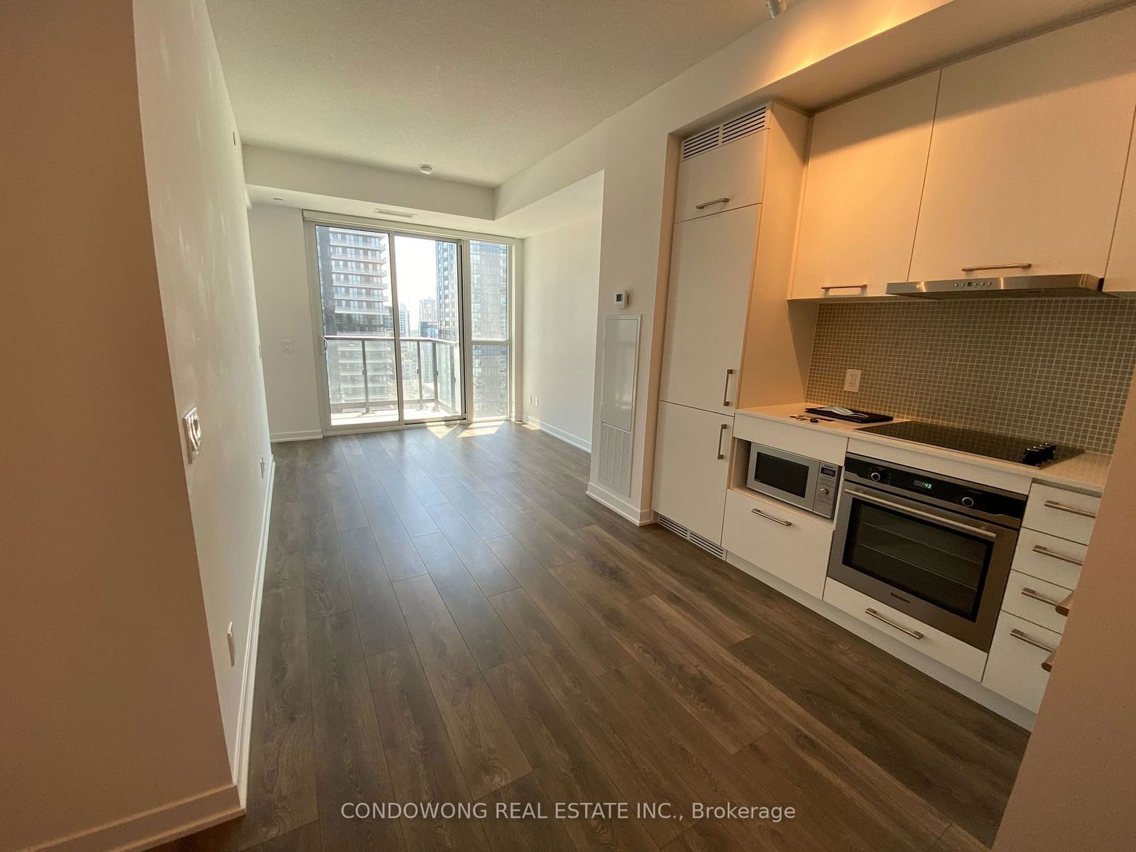 87 Peter St, unit 2716 for rent