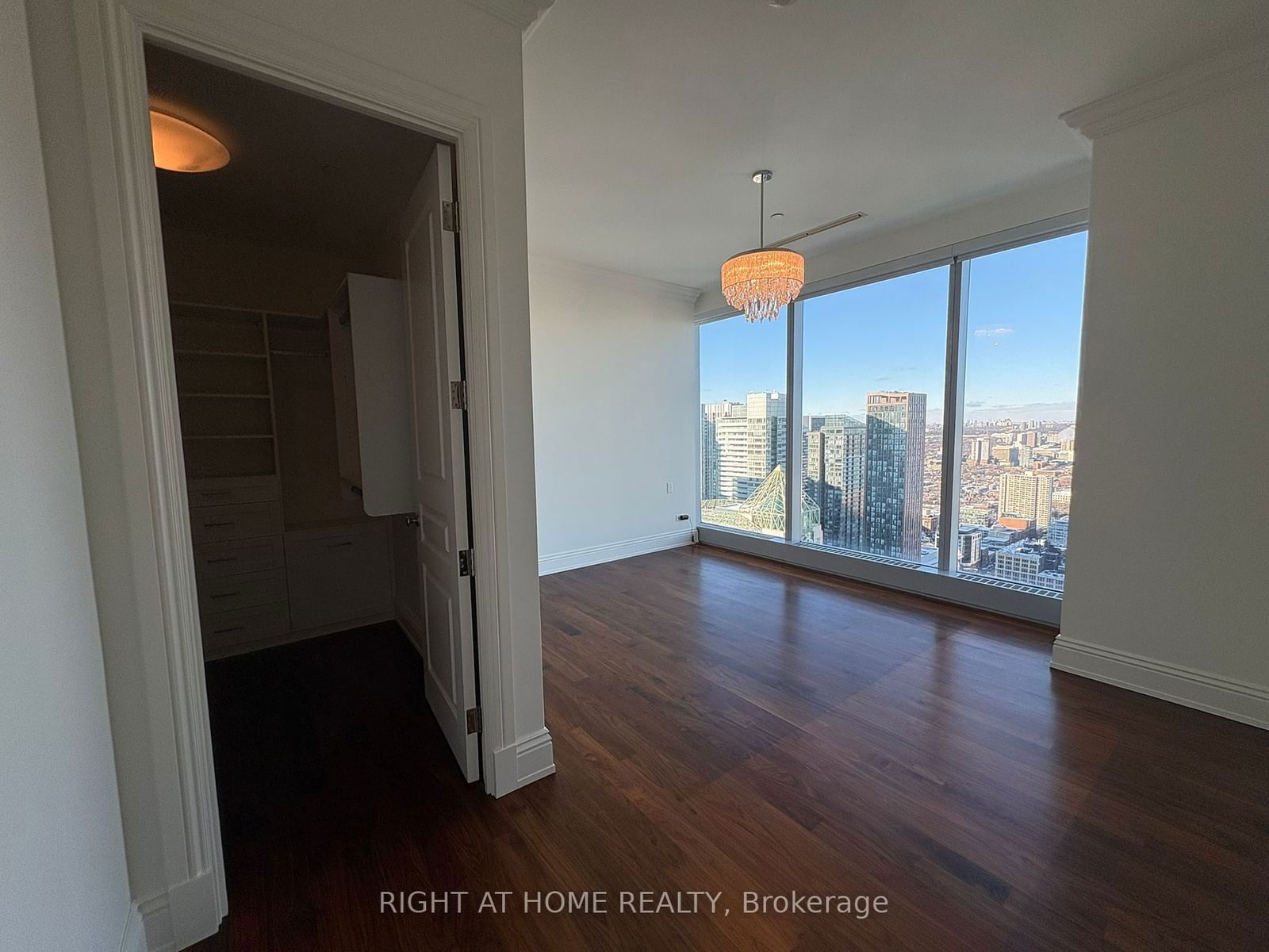 183 Wellington St W, unit 4002 for rent