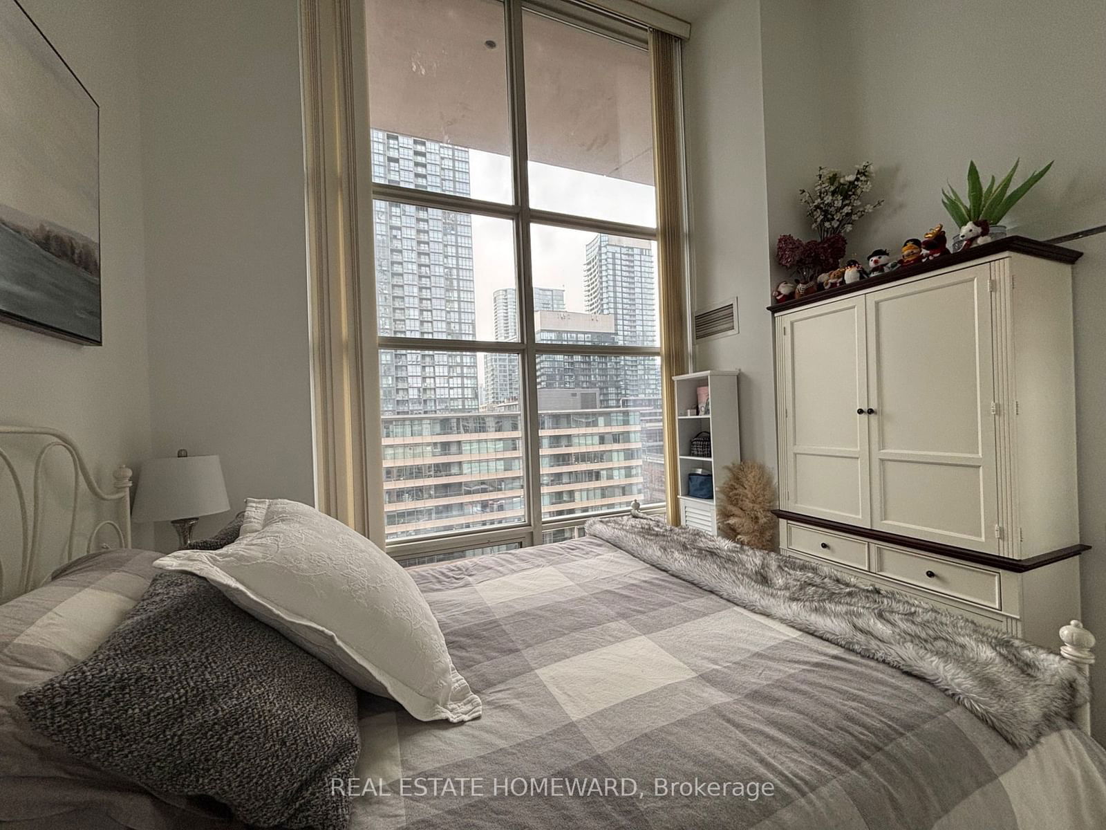 9 Spadina Ave, unit Ph 807 for rent