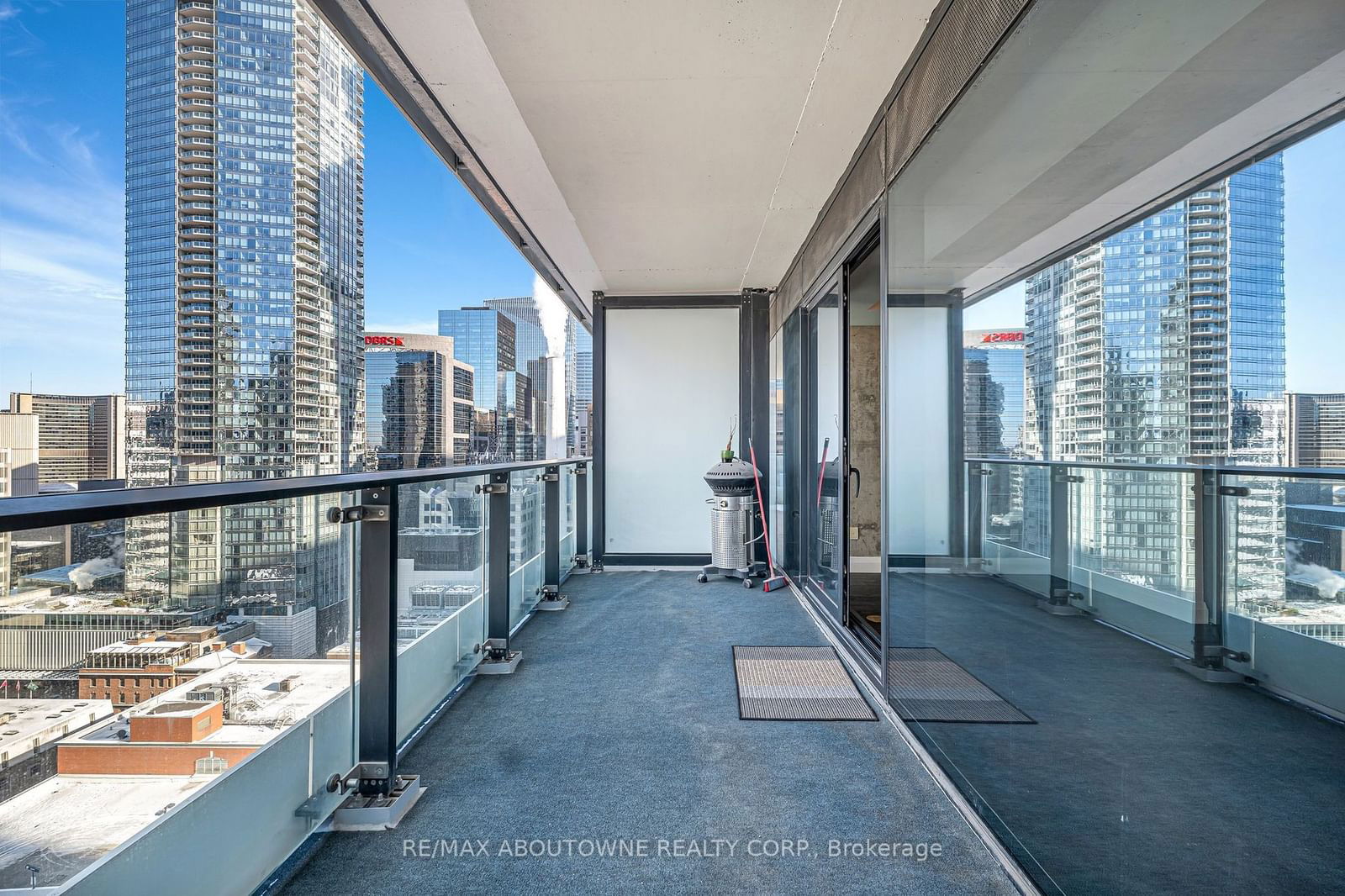 224 King St W, unit 1702 for rent