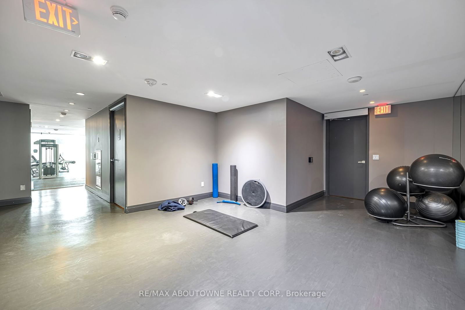 224 King St W, unit 1702 for rent