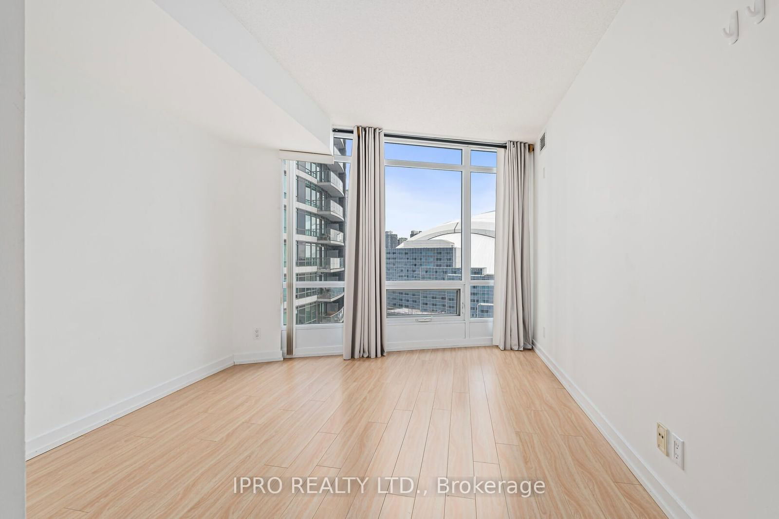 373 Front St W, unit 1808 for rent