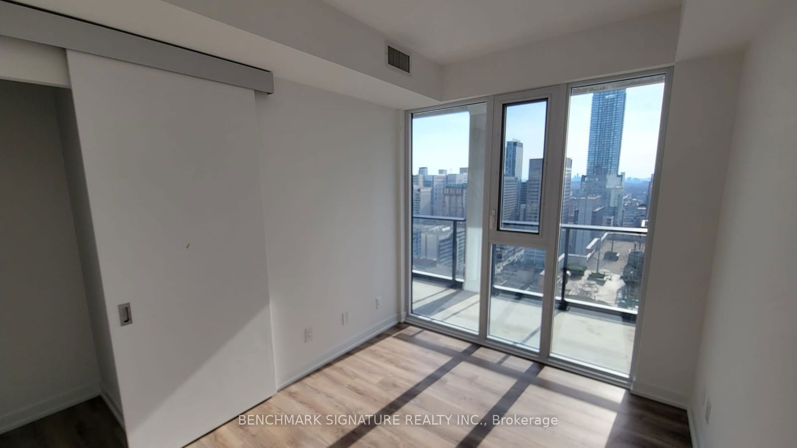 20 Edward St, unit 2510 for rent