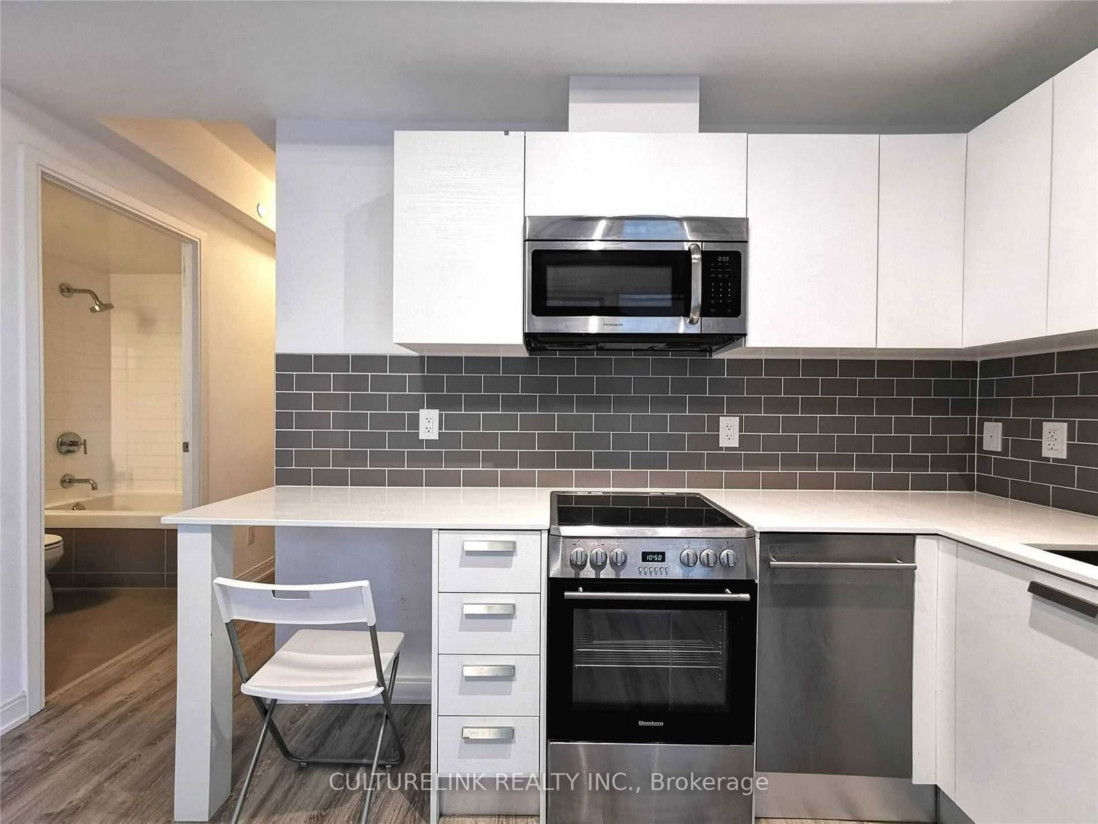 42 Charles St E, unit 1006 for rent