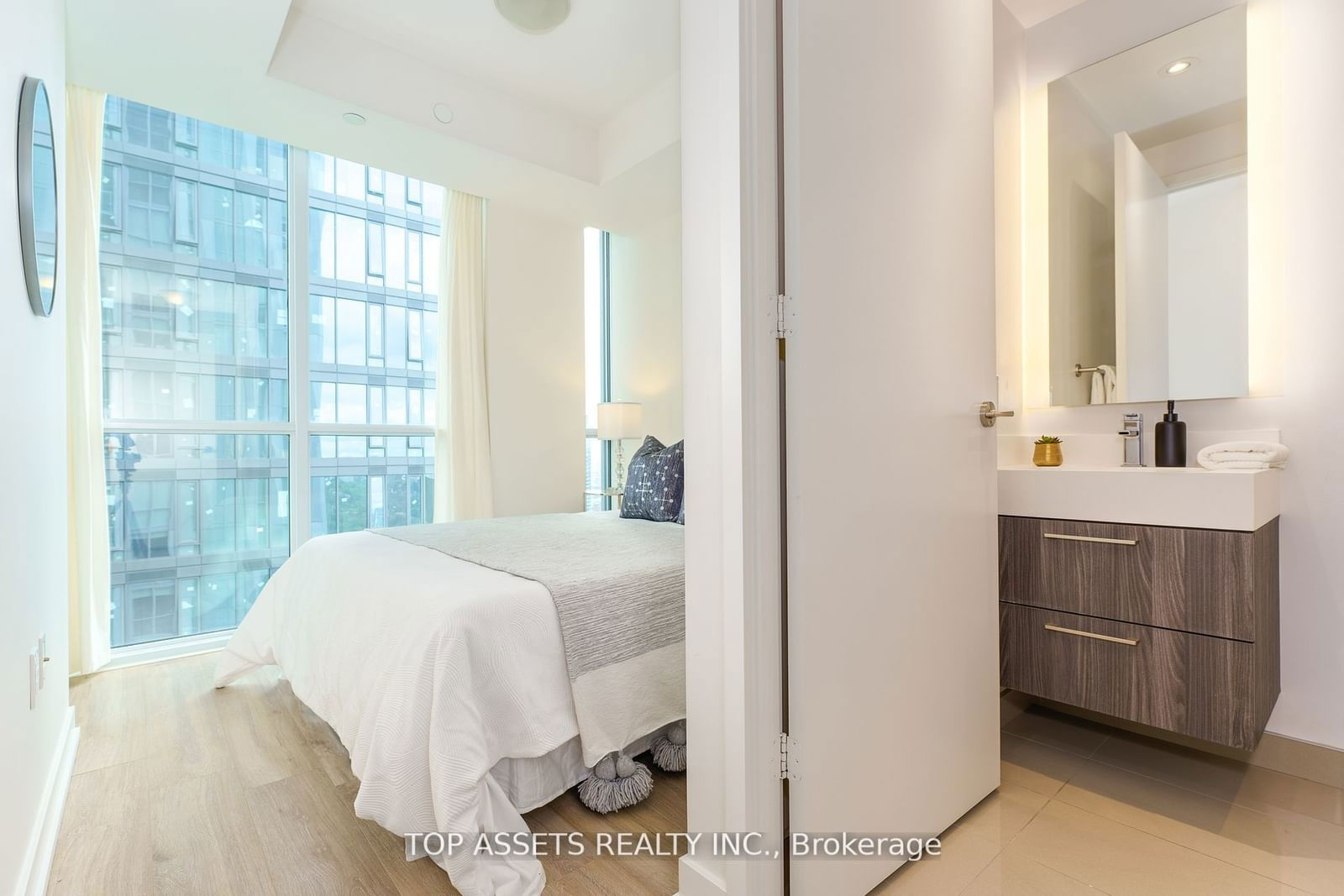 1 Yorkville Ave, unit 3701 for rent