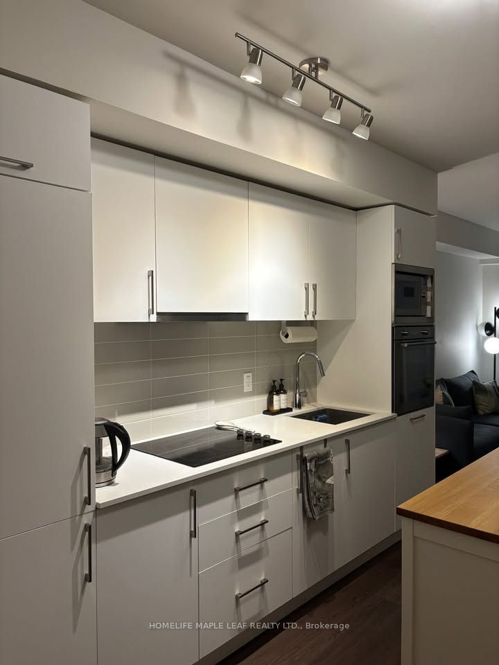 576 Front St W, unit 415E for rent