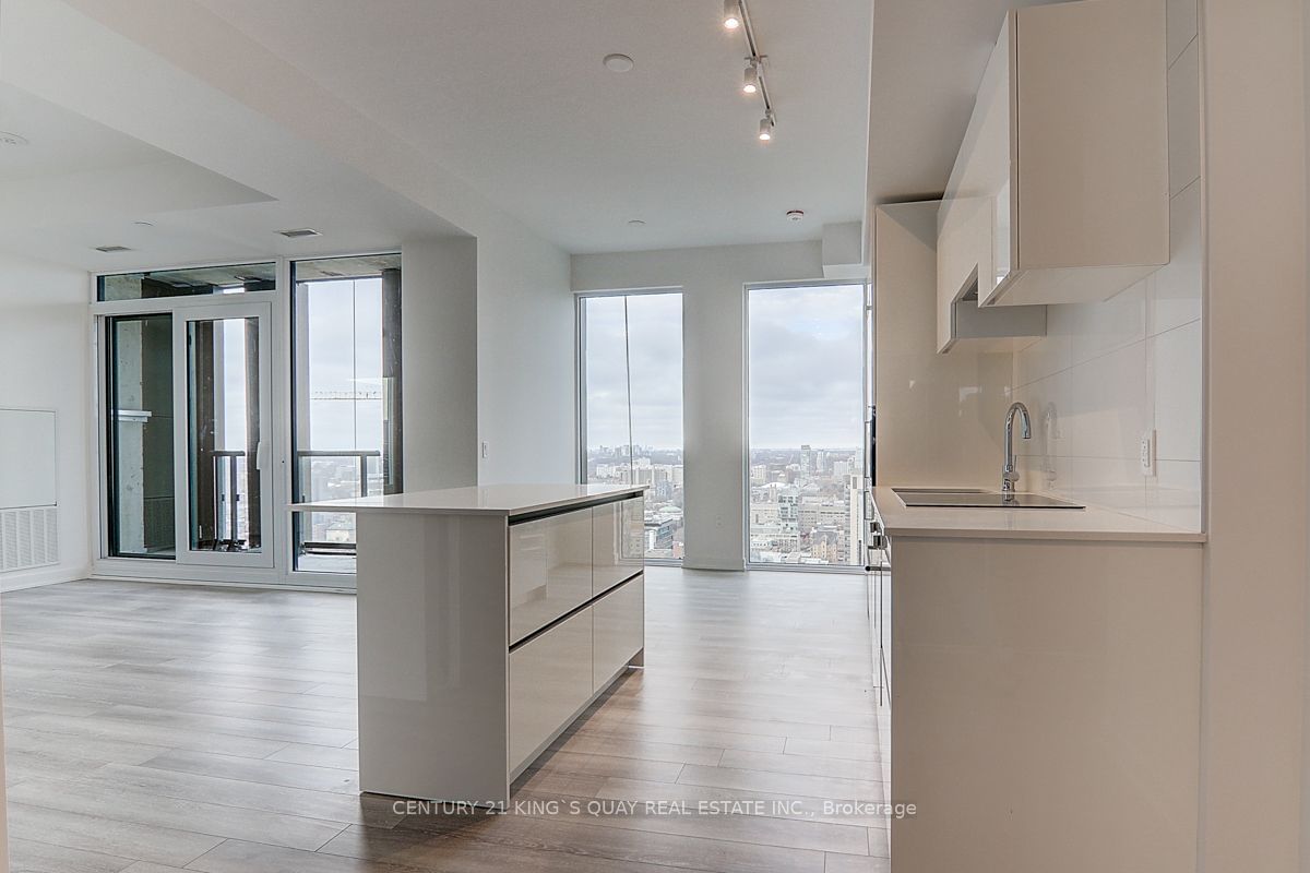 238 Simcoe St, unit 3809 for rent