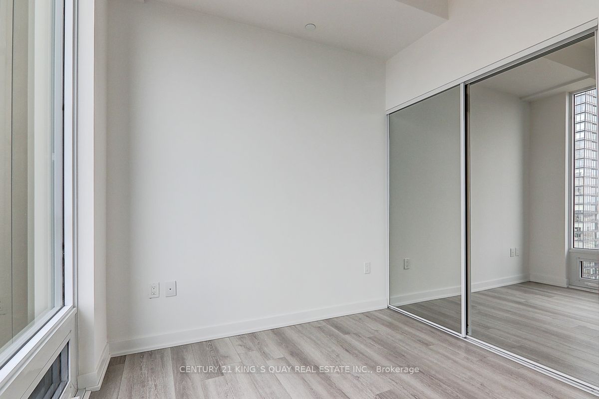 238 Simcoe St, unit 3809 for rent