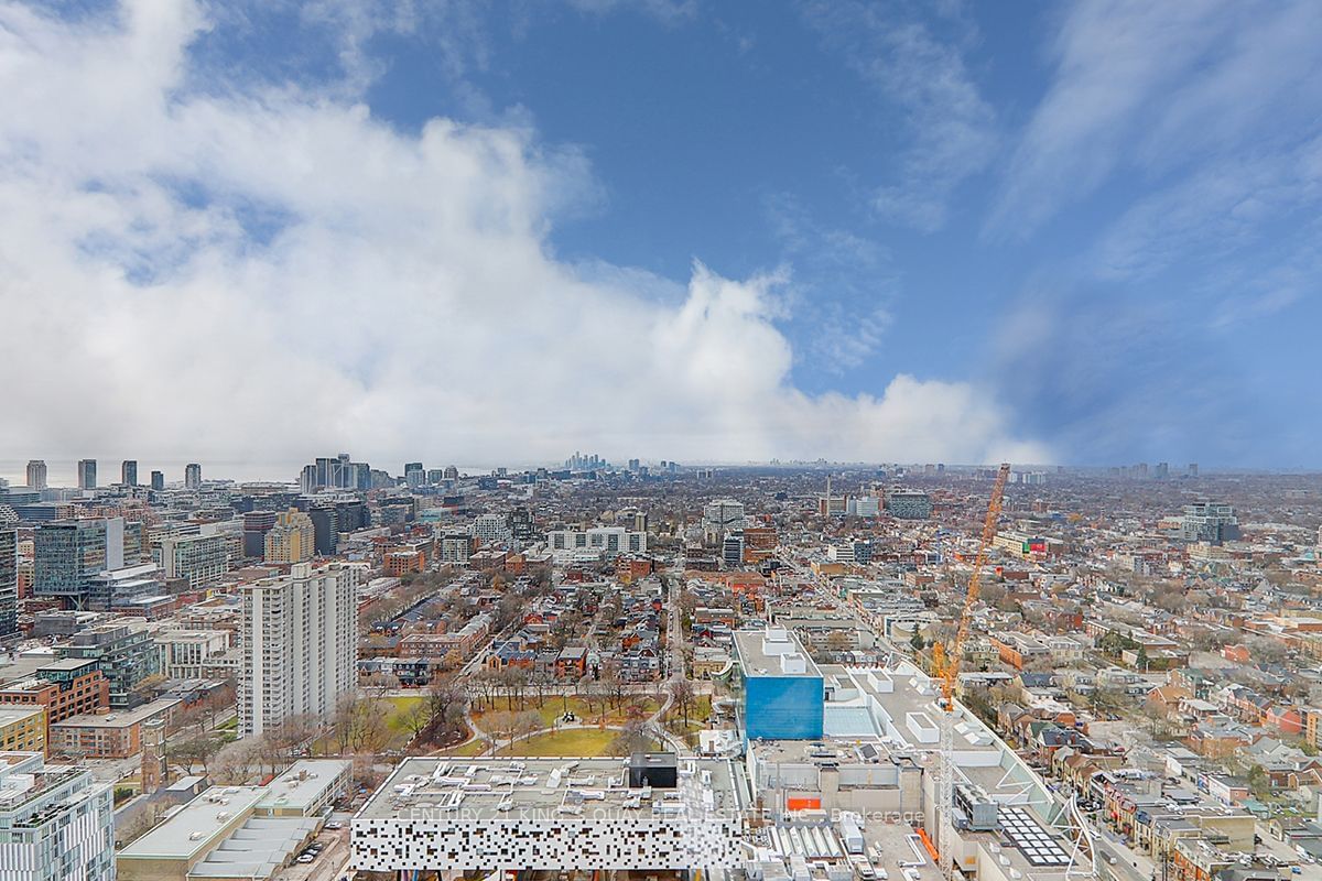 238 Simcoe St, unit 3809 for rent