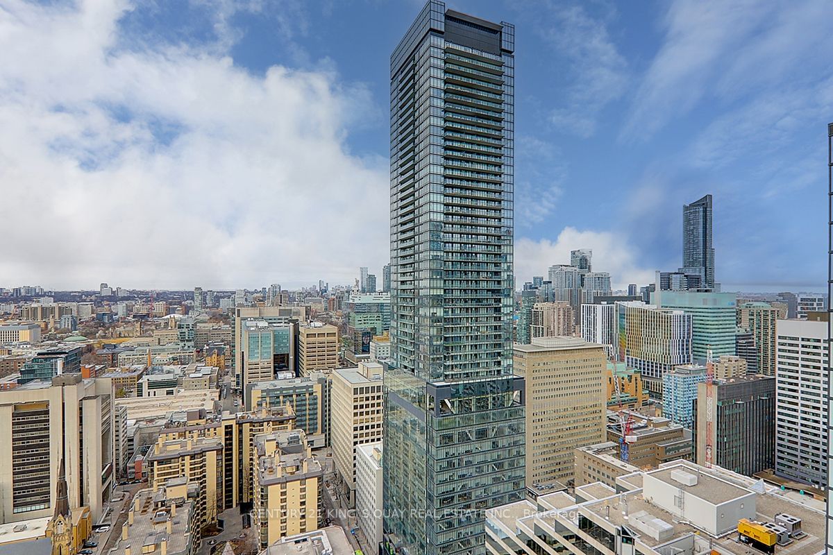 238 Simcoe St, unit 3809 for rent