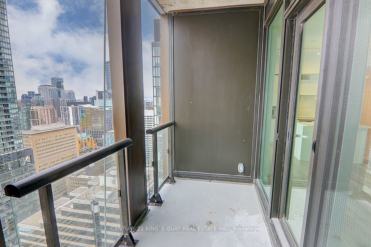 238 Simcoe St, unit 3809 for rent