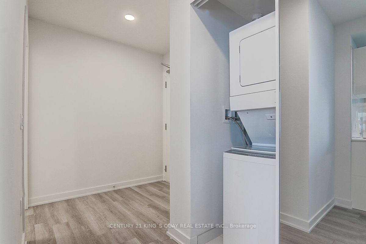 238 Simcoe St, unit 3809 for rent