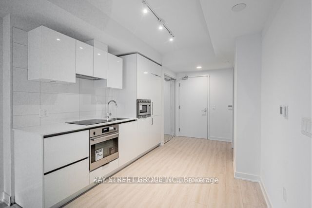 238 Simcoe St, unit 3807 for rent