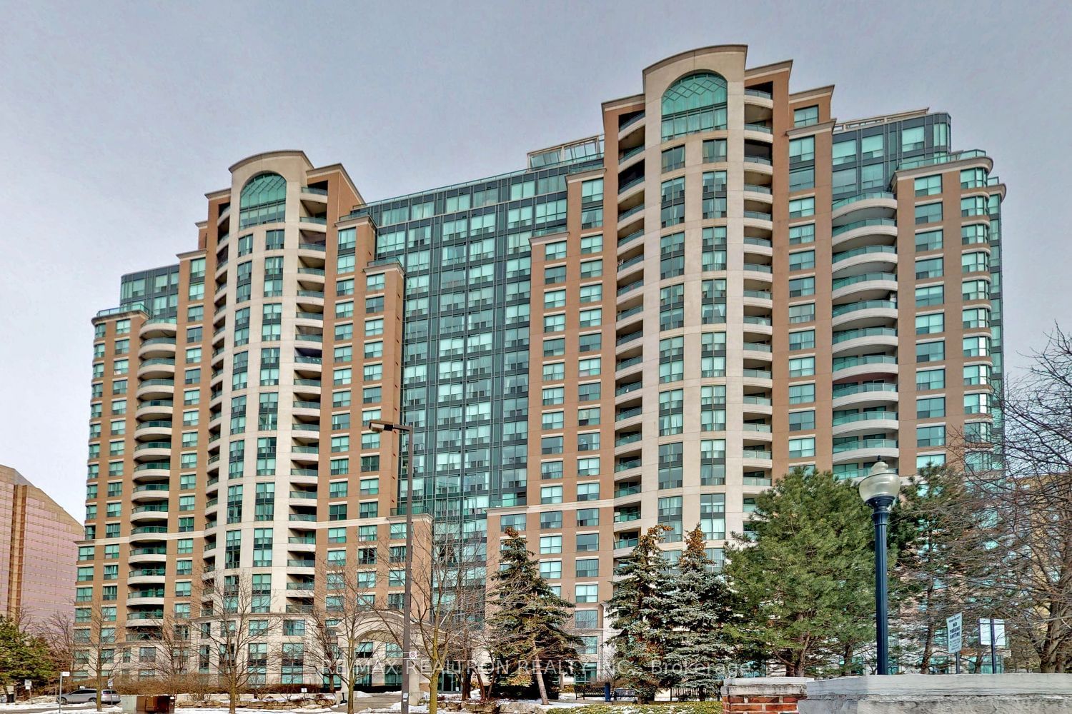 23 Lorraine Dr W, unit 910 for rent