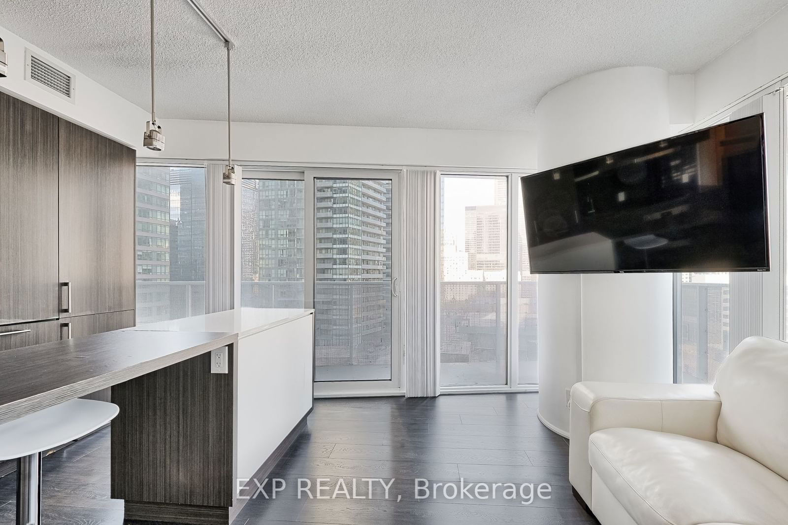 100 Harbour St, unit 1904 for rent