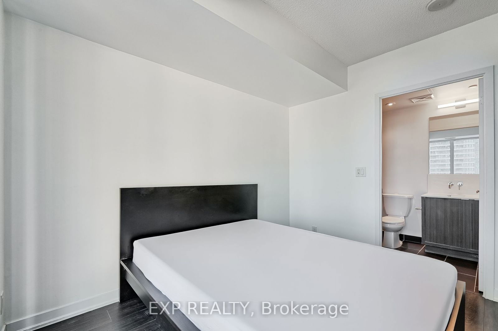 100 Harbour St, unit 1904 for rent