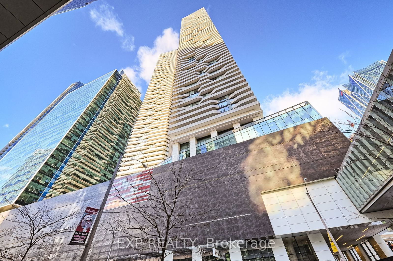 100 Harbour St, unit 1904 for rent