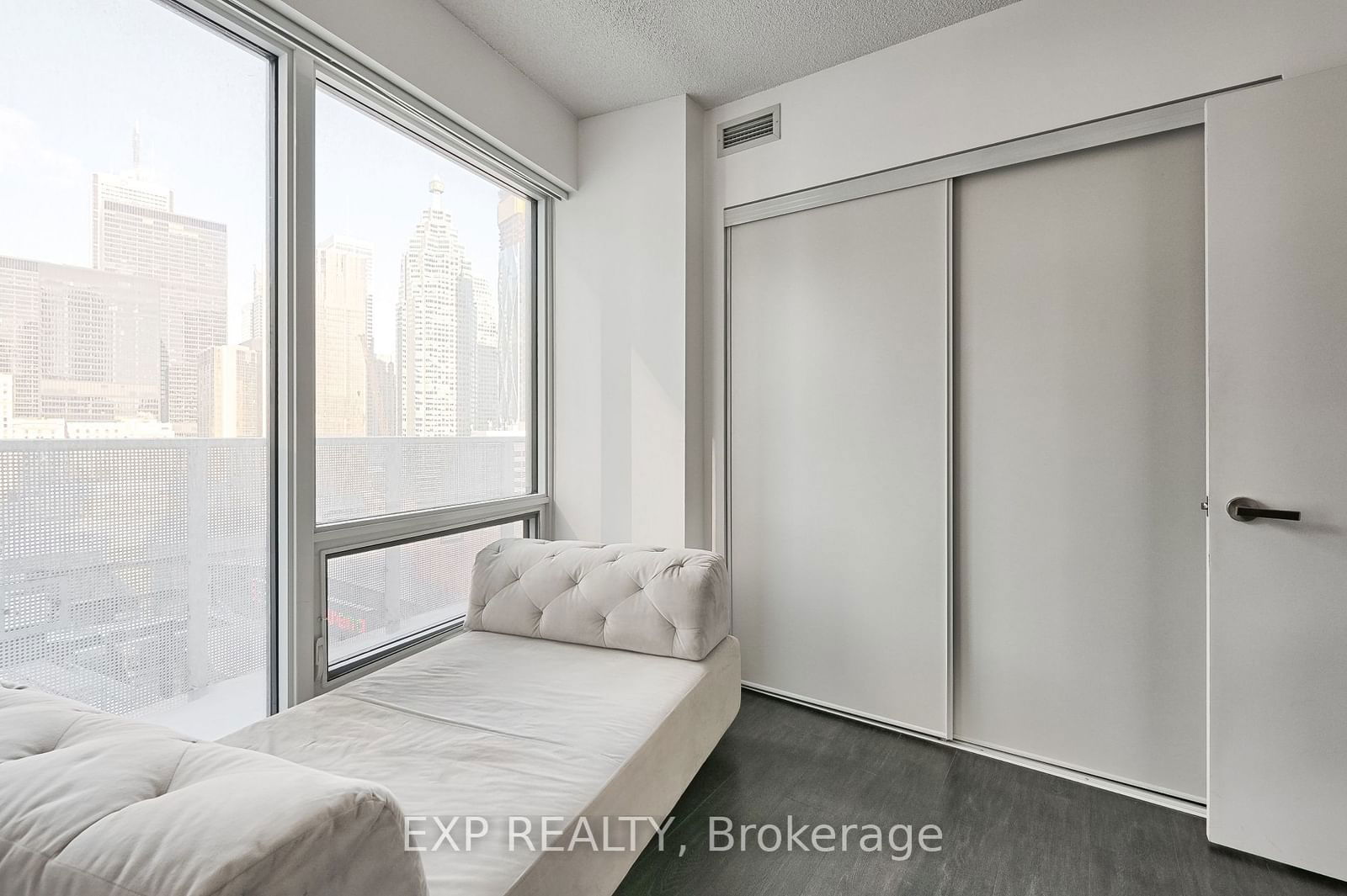 100 Harbour St, unit 1904 for rent