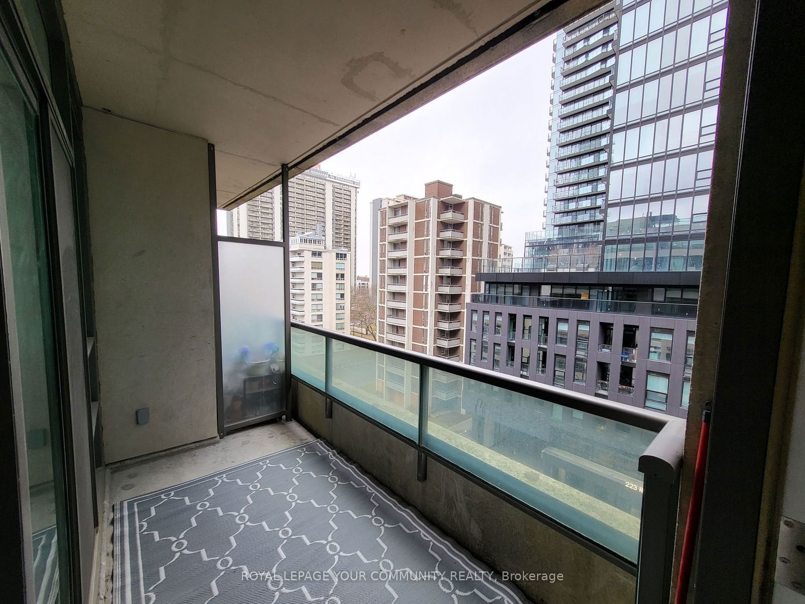 88 Broadway Ave, unit 605 for rent